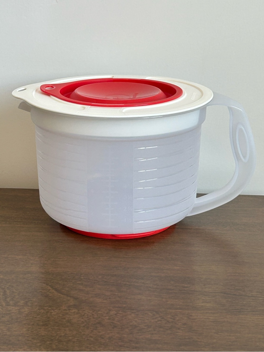 TUPPERWARE MIX N STOR 8 CUP MEASURING BATTER BOWL RED & WHITE